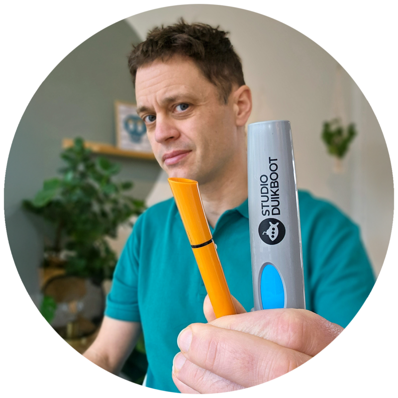 Rik van Studio Duikboot laat 2 stiften zien